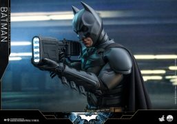 Hot-Toys-Dark-Knight-Batman-Quarter-Scale-021